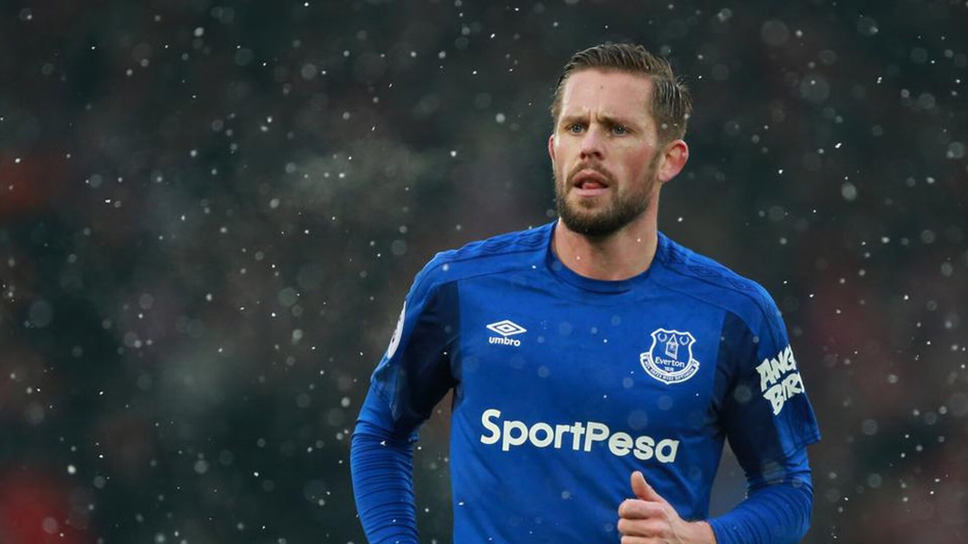 足球赛场焦点！澳大利亚队对阵阿根廷队，意外判罚引发热议，比赛氛围紧张-ayx爱游戏